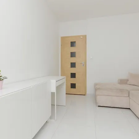 Metro Targowek Spacious With Parking By Renters * Warszawa