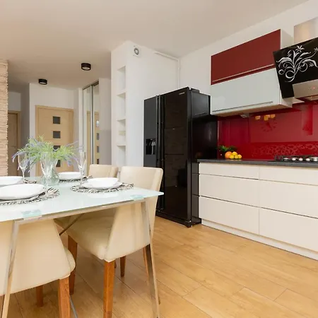 Metro Targowek Spacious With Parking By Renters ワルシャワ
