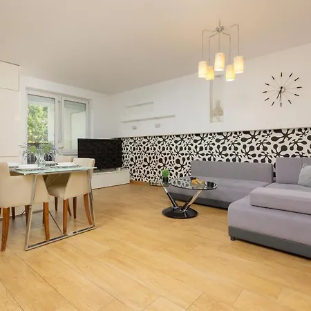 Metro Targowek Spacious With Parking By Renters Warsaw