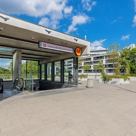Metro Targowek Spacious With Parking By Renters アパート ワルシャワ