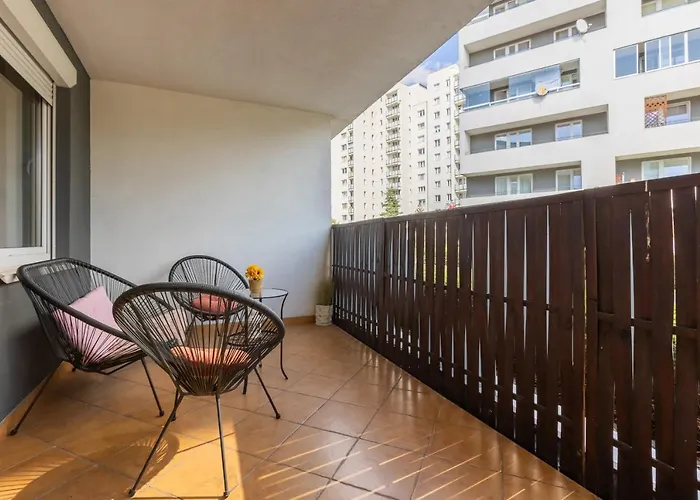 Lägenhet Metro Targowek Spacious With Parking By Renters Warszawa