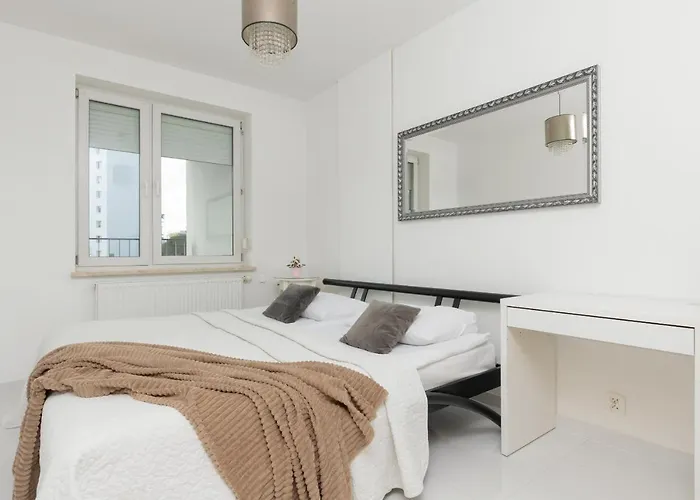 Metro Targowek Spacious With Parking By Renters Warszawa