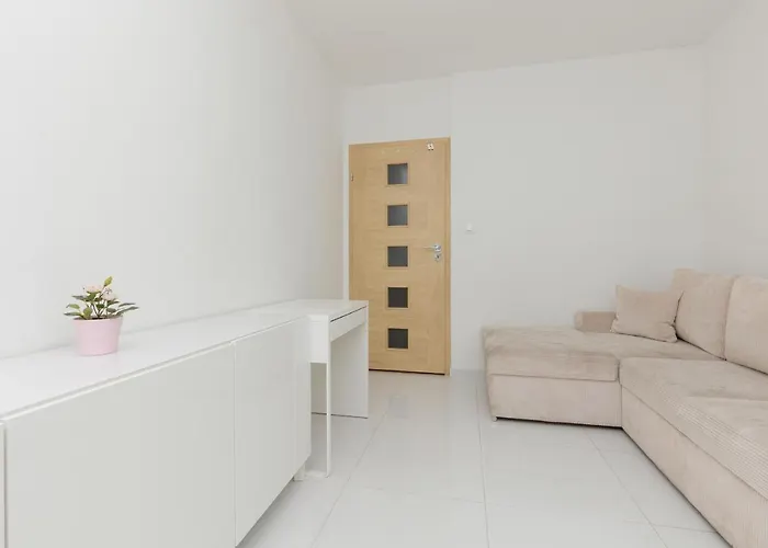 Metro Targowek Spacious With Parking By Renters * Warszawa