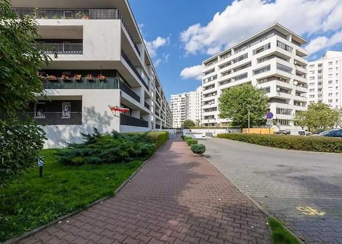 Metro Targowek Spacious With Parking By Renters Lägenhet