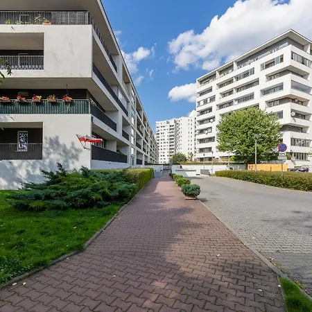 Metro Targowek Spacious With Parking By Renters Apartment